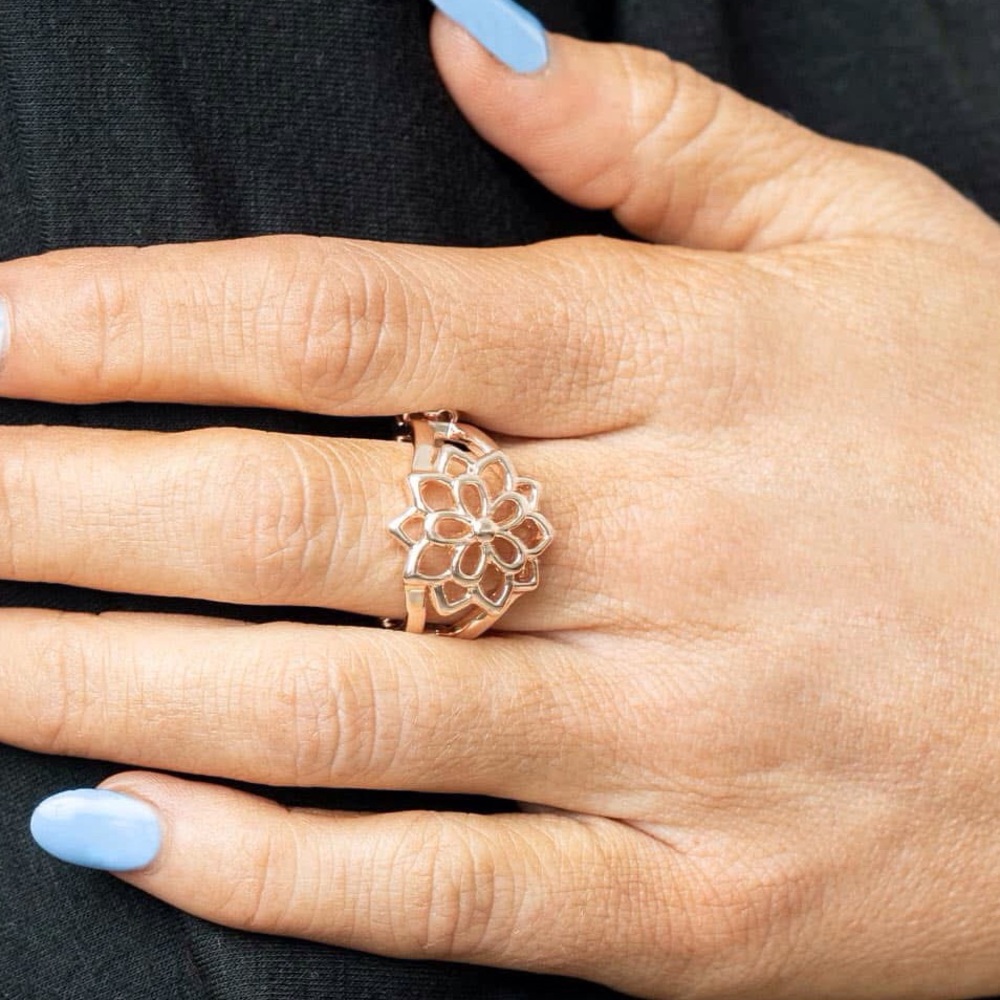 Elegant Gold Floral Ring